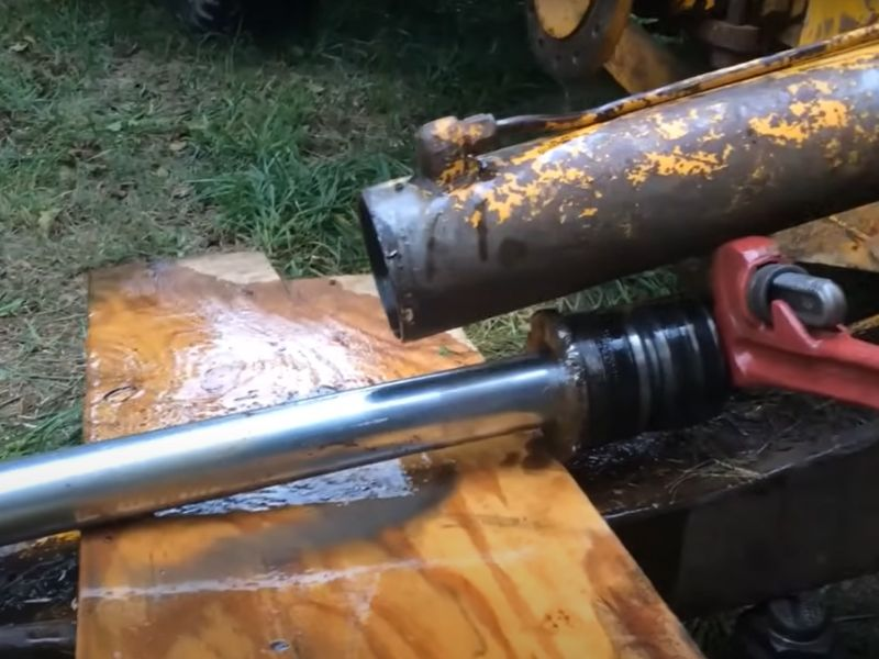 Cara mengeluarkan silinder hidraulik dari penggali